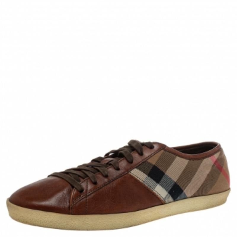 Diese Low-Top-Sneaker von Burberry sind für Sneaker-Liebhaber wie dich gedacht! Sie sind aus braunem Leder und dem charakteristischen Nova Check-Canvas gefertigt und haben eine runde Schuhspitze, Schnürsenkel an der Lasche und ein Markenlabel an der