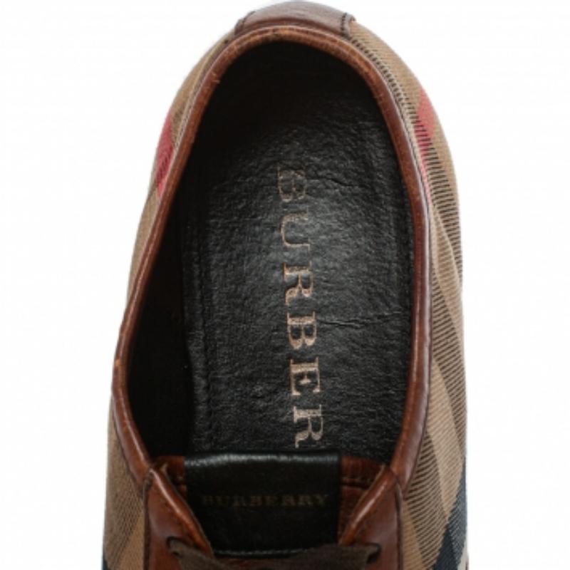 Burberry Braun Leder und Nova Check Segeltuch Low Top Turnschuhe Größe 43 im Zustand „Gut“ im Angebot in Dubai, Al Qouz 2