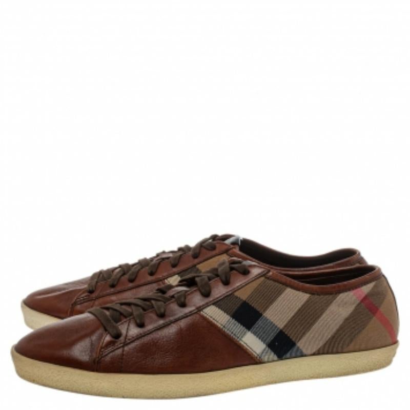 Burberry Braun Leder und Nova Check Segeltuch Low Top Turnschuhe Größe 43 im Angebot 1