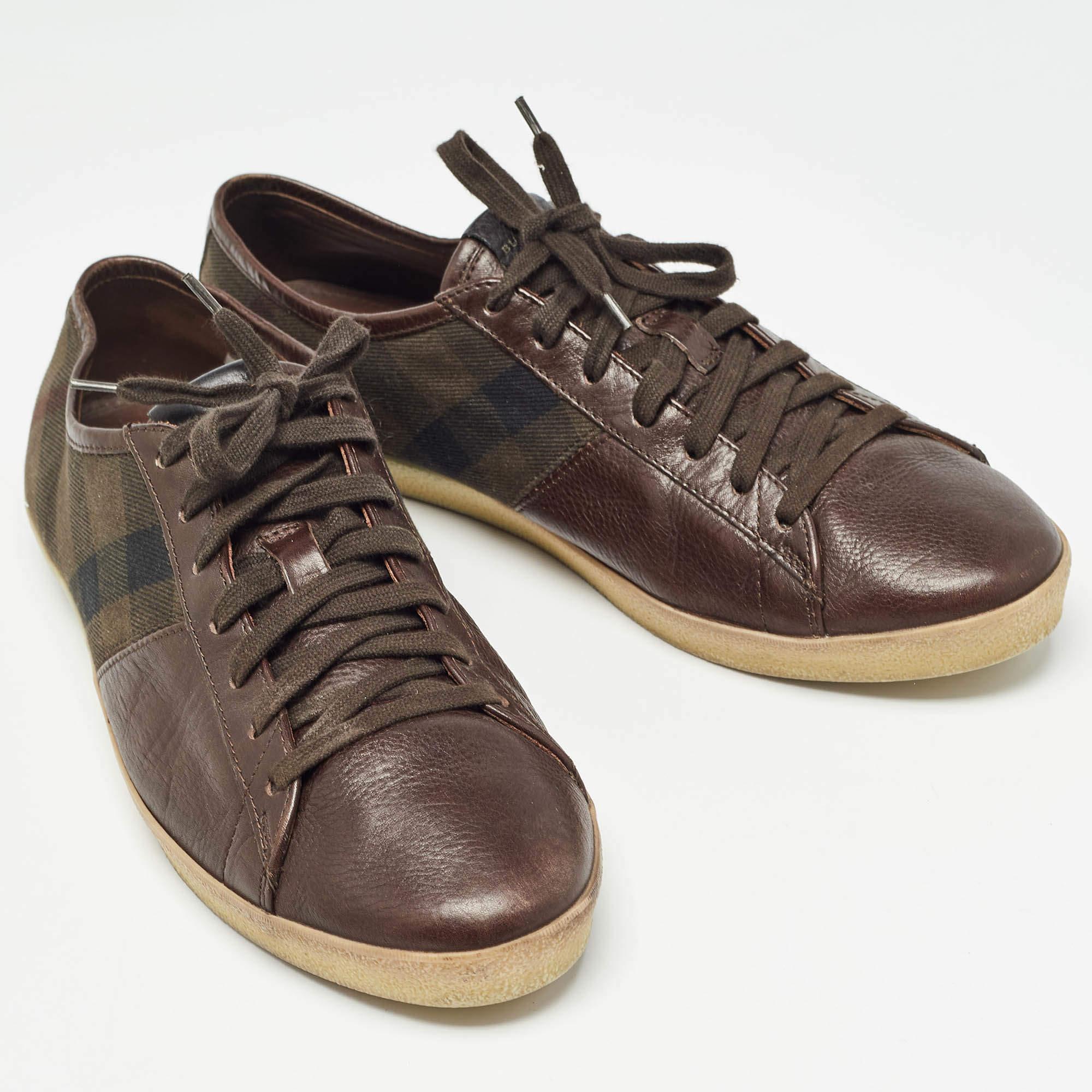 Burberry Brown Leather and Nova Check Canvas Low Top Sneakers Size 44 In Good Condition For Sale In Dubai, Al Qouz 2