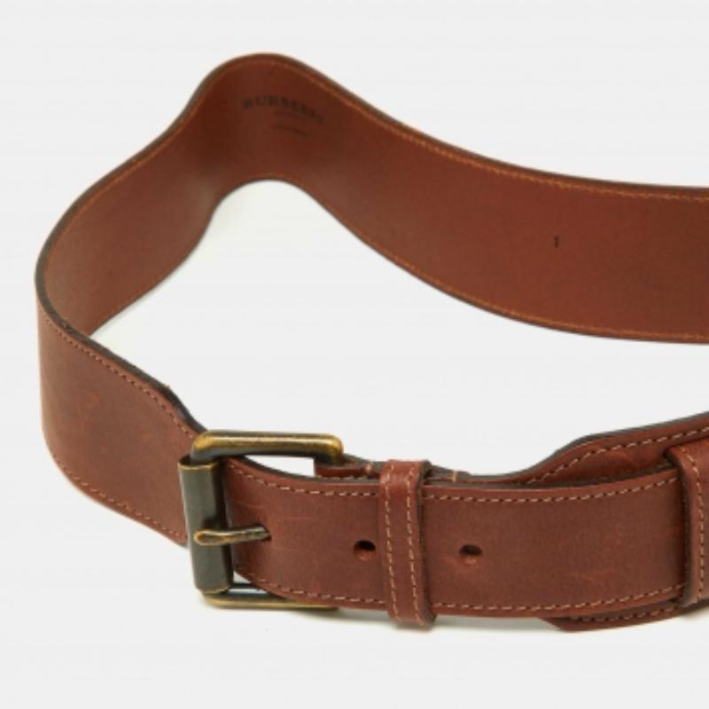 Aggiungi una finitura di lusso al tuo look con questa cintura di Burberry. È stato realizzato con cura per durare a lungo e dare slancio al tuo stile.