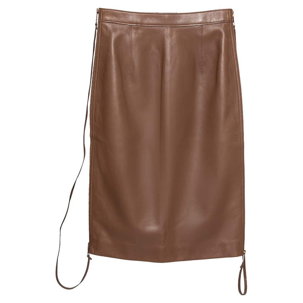 Bring nothing but effortless elegance and luxury to your wardrobe with this skirt from the House of Burberry. It is fashioned using brown leather into a sleek pencil-fit silhouette. It features a dual zipper-type closure on the sides and a