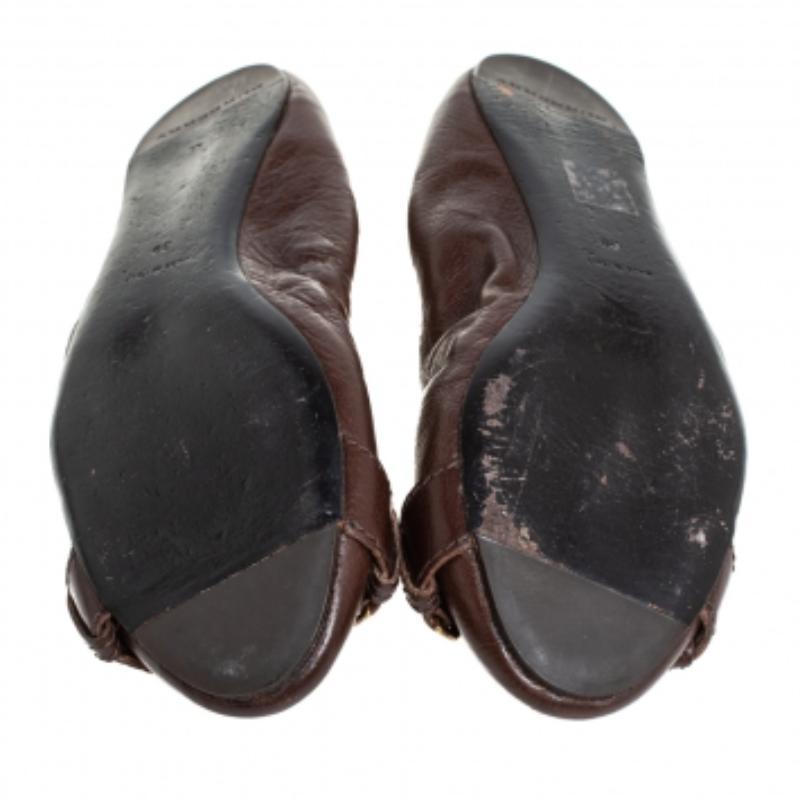 These ballet flats from Burberry are simple and sophisticated. They are crafted from leather, designed with round toes and bronze-tone medallions on the uppers, and endowed with comfortable insoles. Pair them with your skirts and pants.