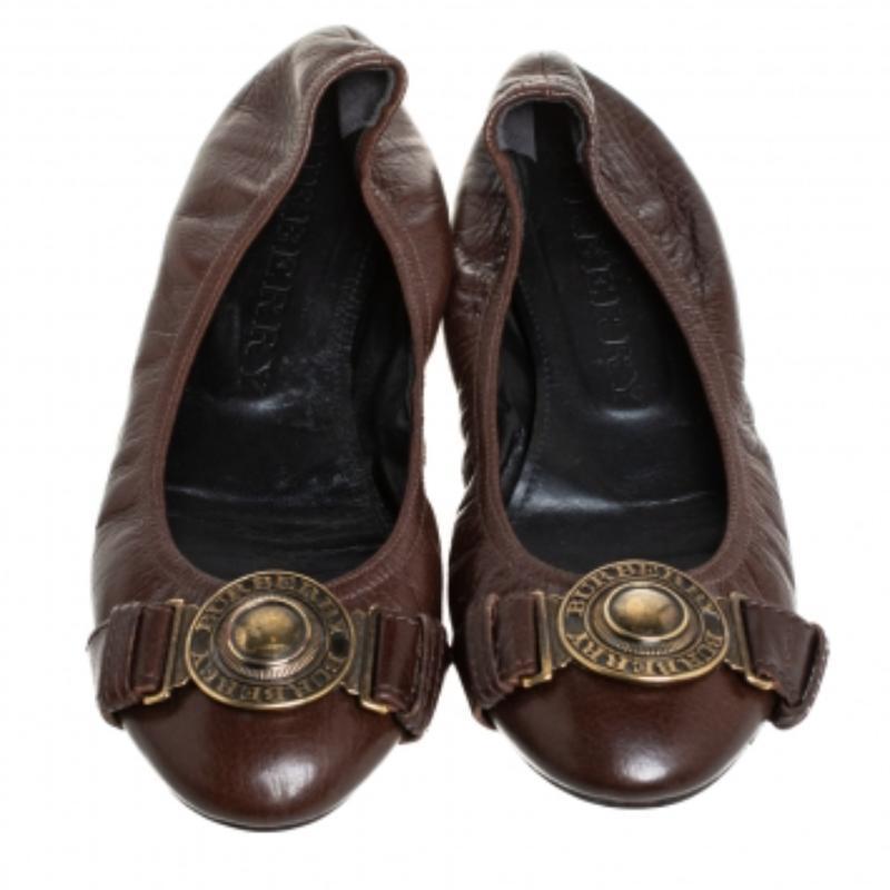 Burberry Brown Leather Embellished Ballet Flats Size 39 In Fair Condition For Sale In Dubai, Al Qouz 2