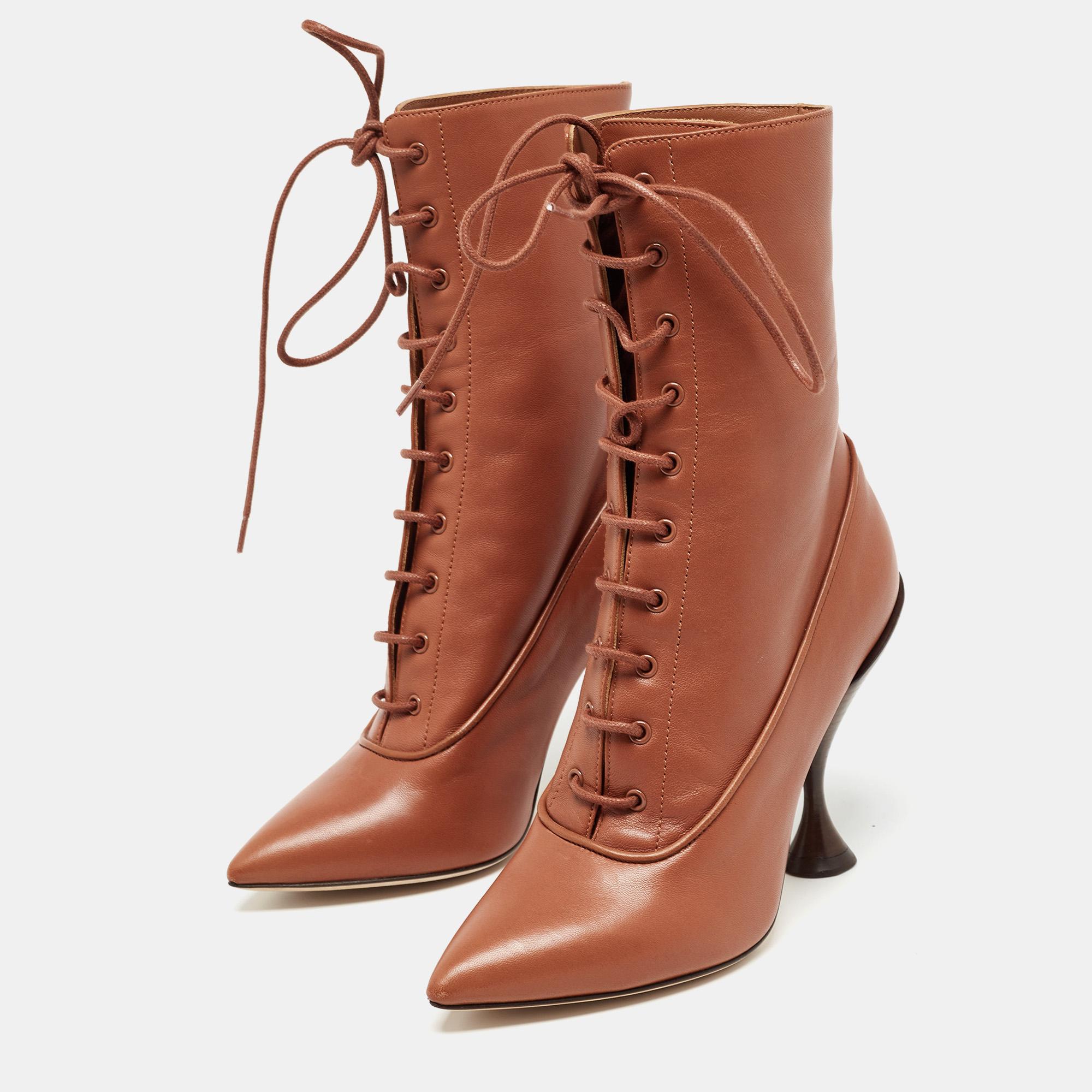 Meticulosamente diseñadas en una silueta elegante, estas botas son el punto de estilo. Vienen con plantillas cómodas y suelas duraderas para que te duren siempre. Estas botas son simplemente increíbles, y sin duda tienes que hacerte con ellas ahora