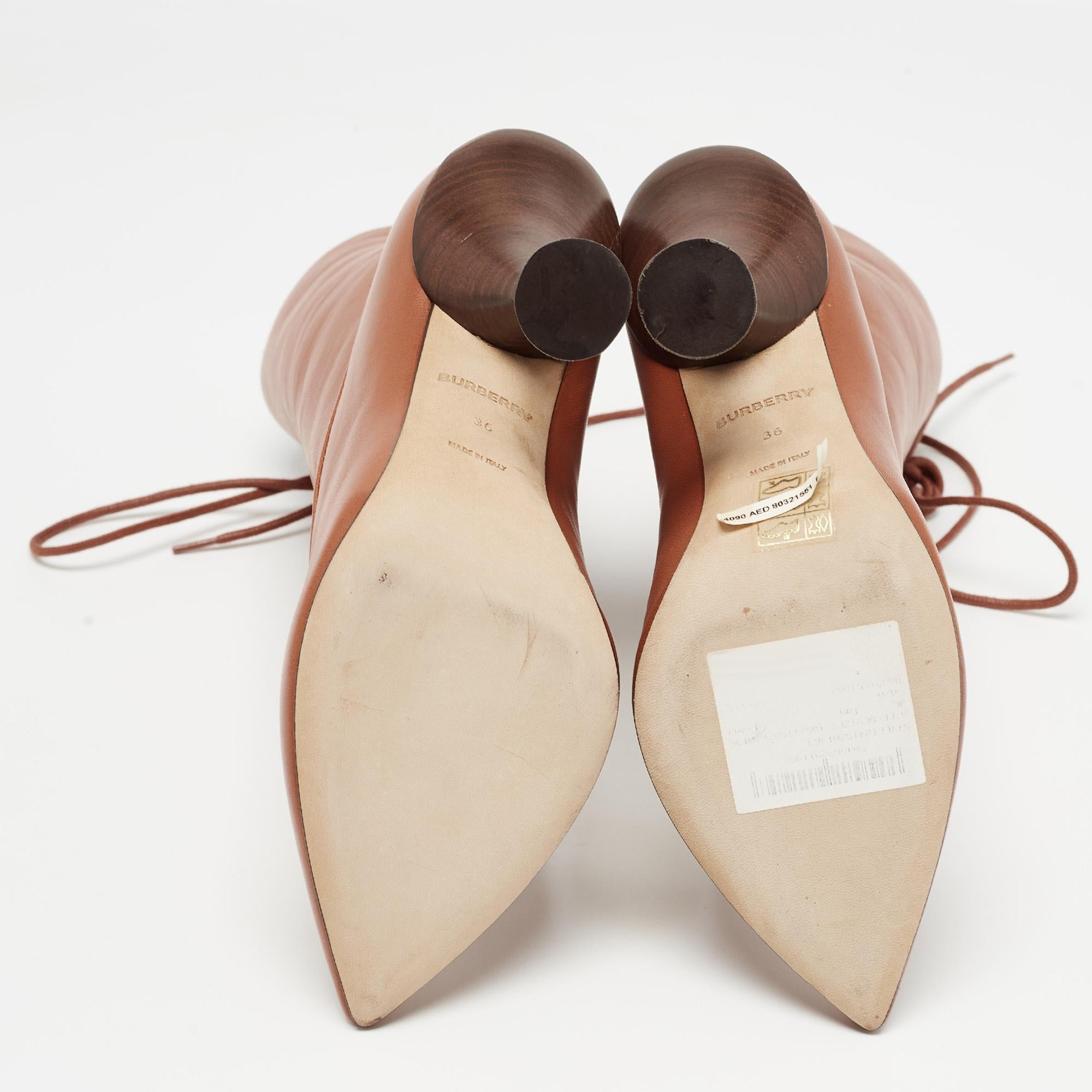 Burberry Botines de piel marrón con cordones talla 36 en venta 1