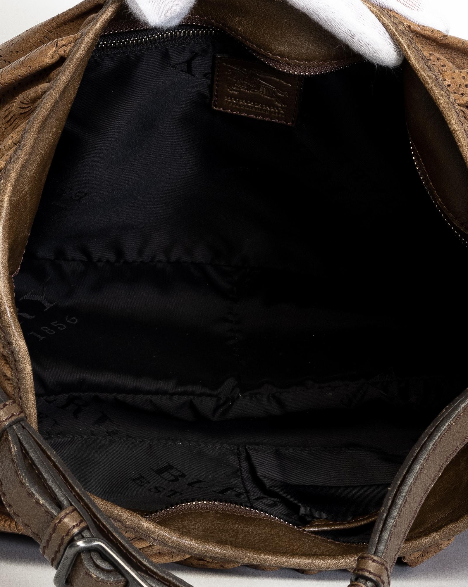 Hobo-Tasche aus braunem Leder mit Laserschnitt und Blumenmuster von Burberry (Braun) im Angebot