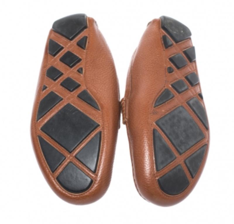 This brown pair by Burberry is just what you need to elevate your look. Crafted with leather, this pair comes with metal accents on the vamps and snug insoles carrying the brand label. These loafers are complete with sturdy soles for ultimate