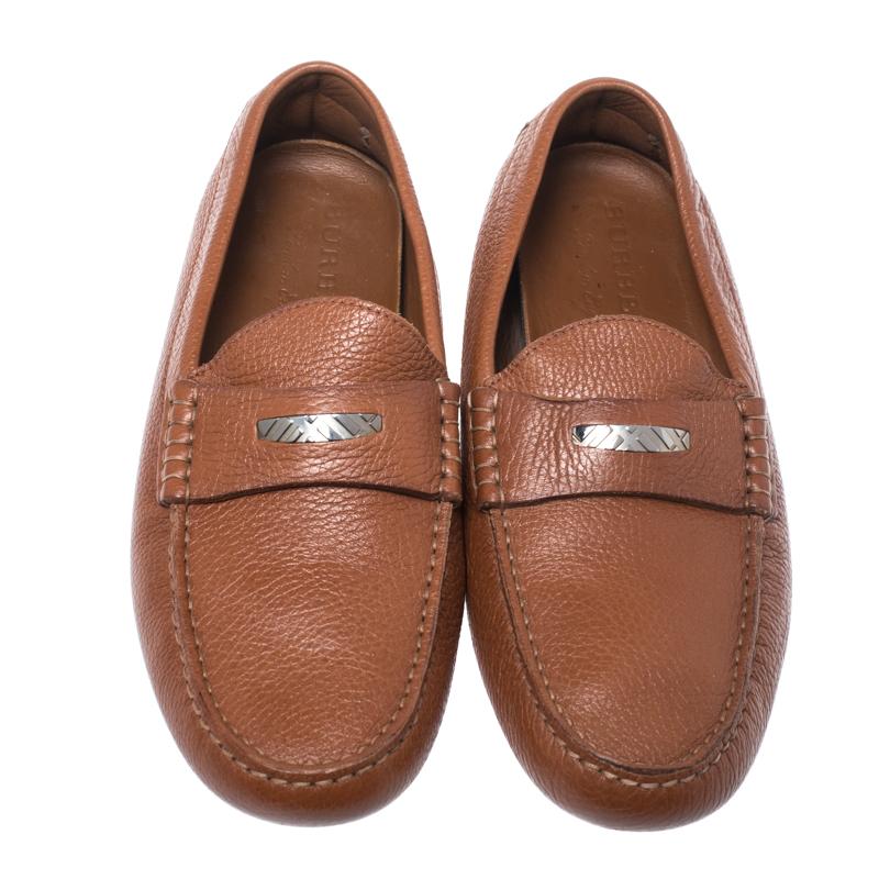 This brown pair by Burberry is just what you need to elevate your look. Crafted with leather, this pair comes with metal accents on the vamps and snug insoles carrying the brand label. These loafers are complete with sturdy soles for ultimate