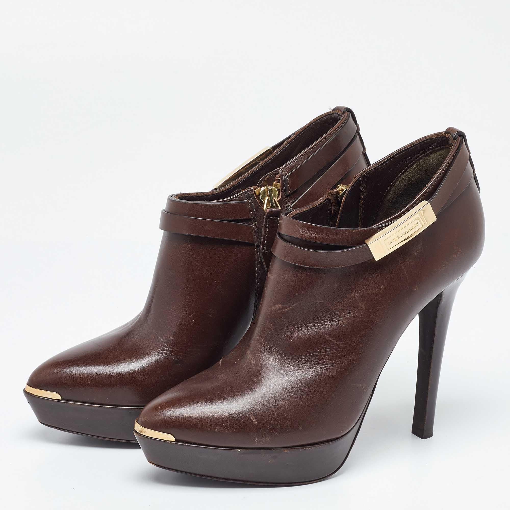 Setzen Sie ein Zeichen mit diesen Designer-Stiefeletten für Frauen. Diese makellos gefertigten, schicken Absätze bieten sowohl Mode als auch Komfort und werten Ihren Look mit jedem anmutigen Schritt auf.
