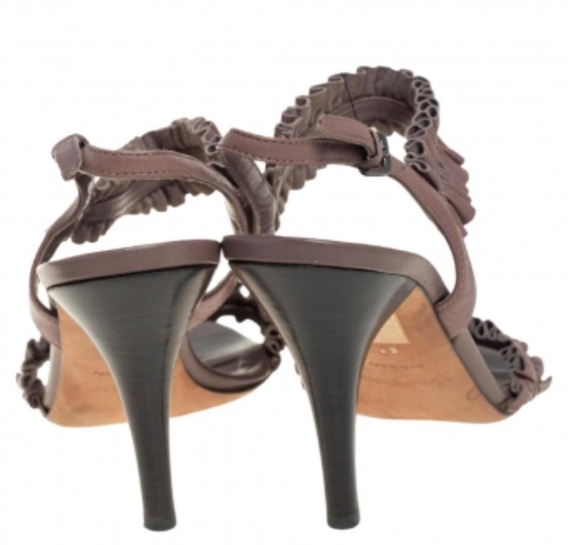 Burberry Brown Leather Ruffle Sandals Size 37 In Good Condition For Sale In Dubai, Al Qouz 2