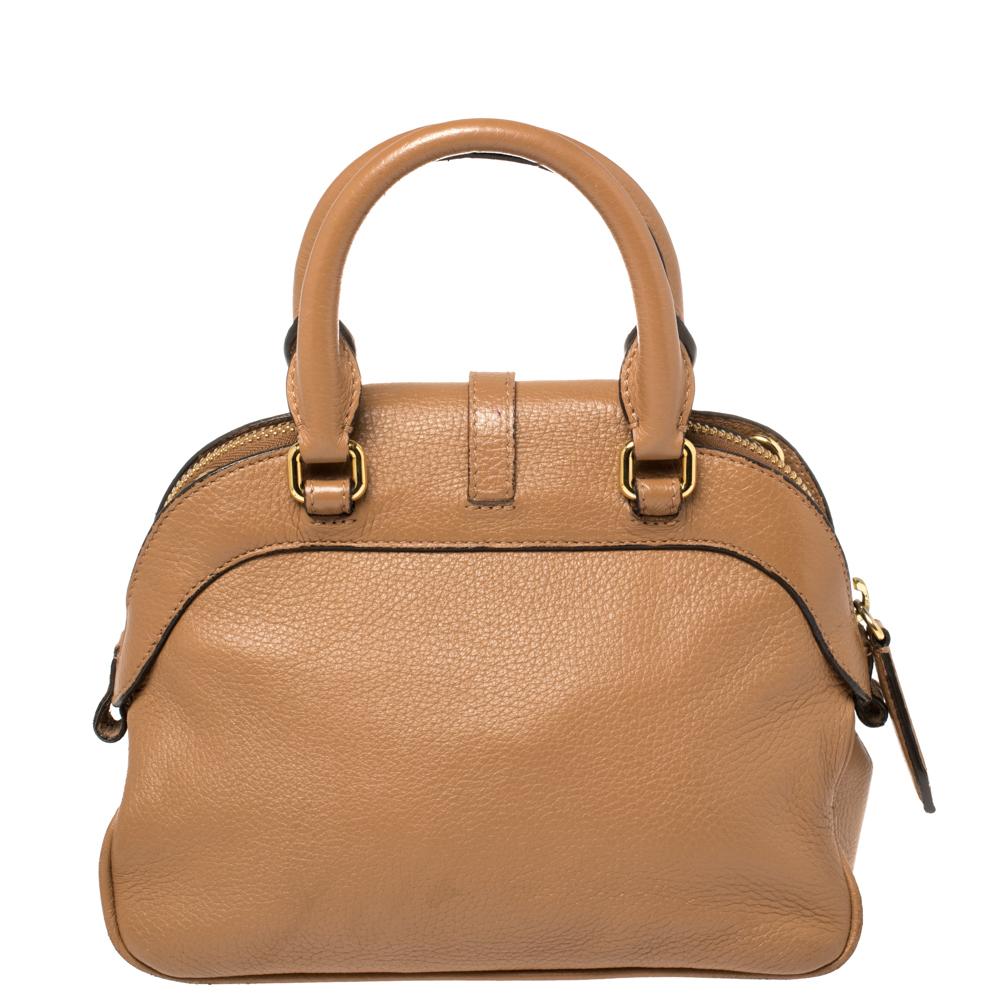 This Milverton satchel comes from the house of Burberry and exudes the label's refined aesthetics. Crafted from high-quality leather, it comes in brown shade. It has dual handles, buckle detailing, zip closure, and a well-sized fabric-lined