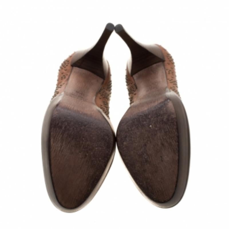 Nero Burberry Pumps in pelle marrone con borchie Taglia 37,5 in vendita