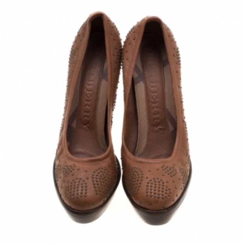 Donna Burberry Pumps in pelle marrone con borchie Taglia 37,5 in vendita