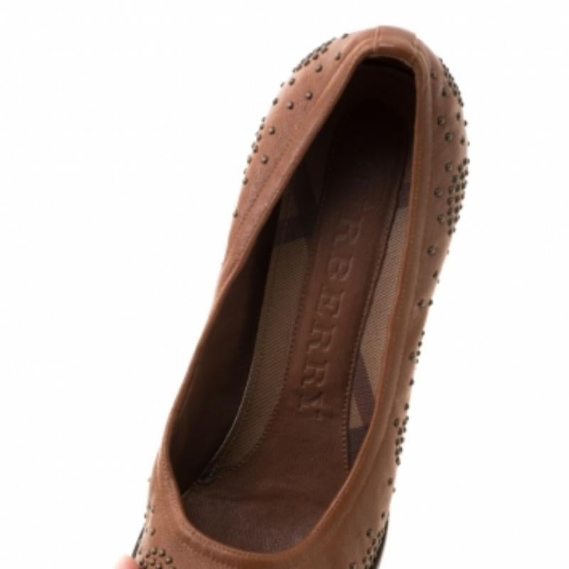 Burberry Pumps in pelle marrone con borchie Taglia 37,5 in vendita 1