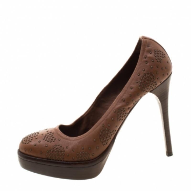 Burberry Pumps in pelle marrone con borchie Taglia 37,5 in vendita 2