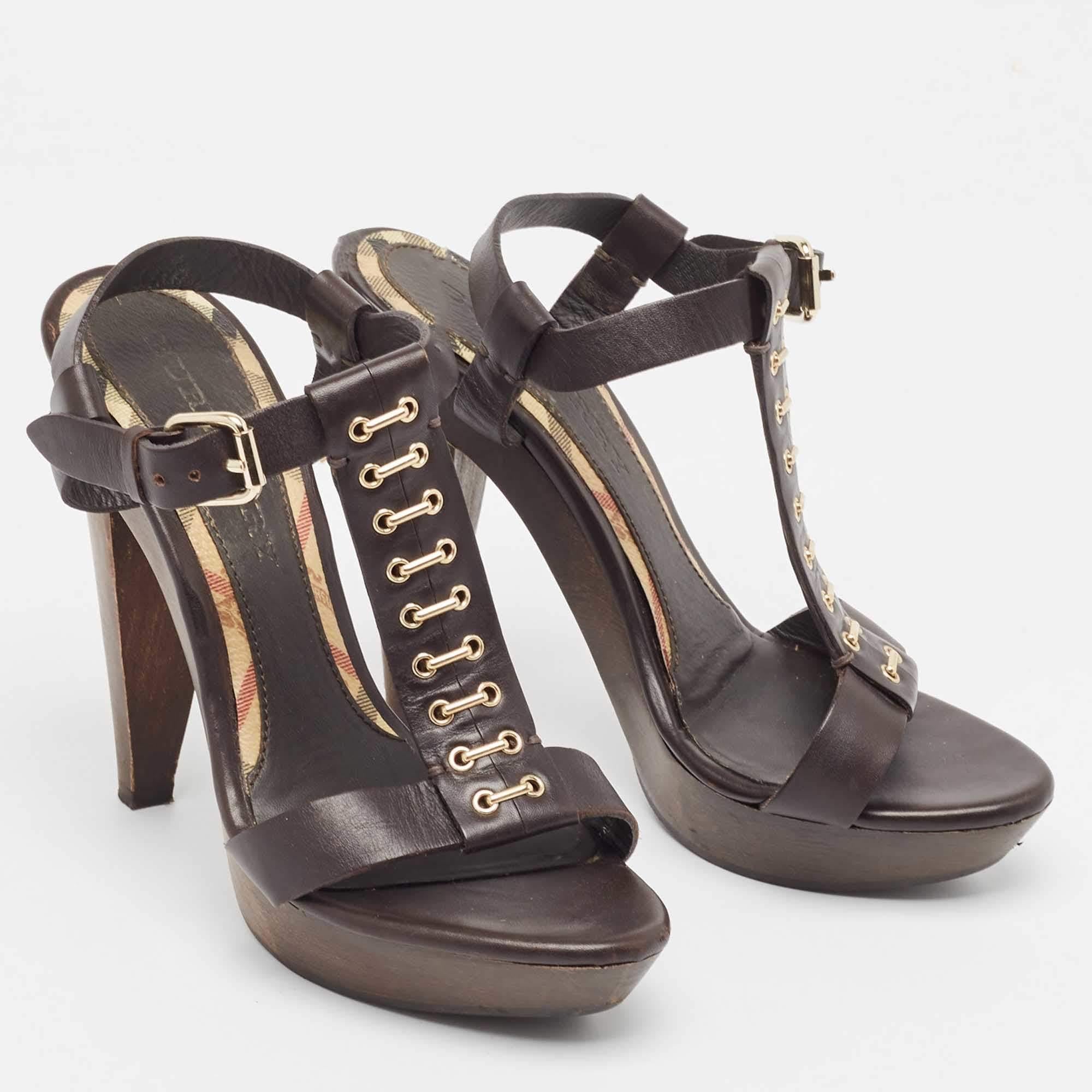 Sandalias con correa en el tobillo y plataforma con barra en T de piel marrón de Burberry talla 37,5 en Bueno estado para la venta en Dubai, Al Qouz 2