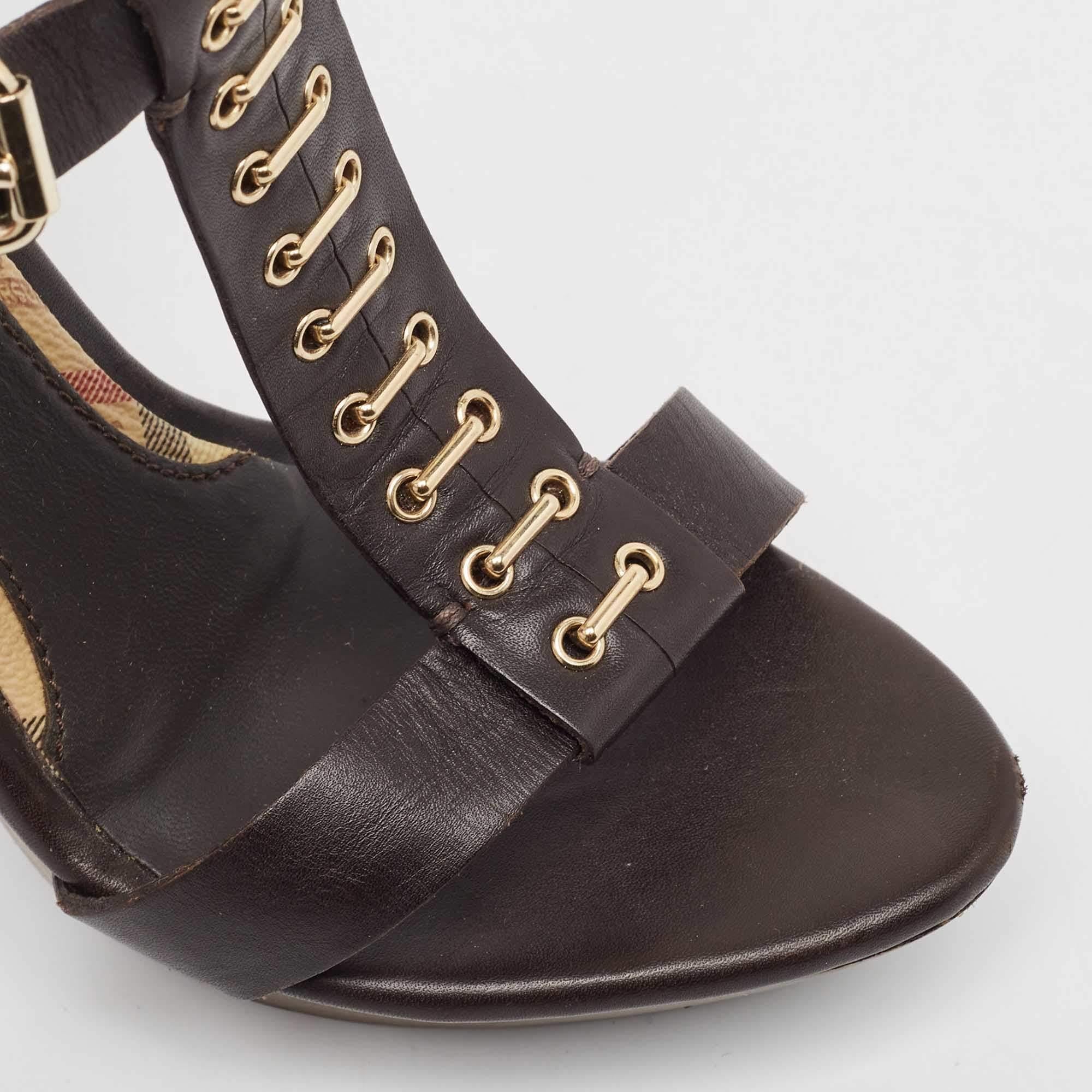 Sandalias con correa en el tobillo y plataforma con barra en T de piel marrón de Burberry talla 37,5 en venta 2