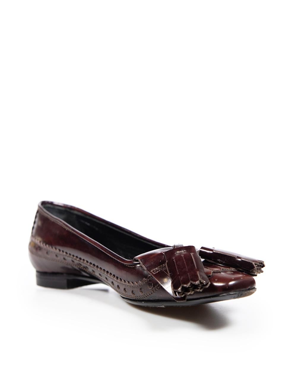 CONDITION is Good. General wear to the shoes is evident. Moderate abrasion to both toe boxes. General creasing to left and right sides of both shoes on this used Burberry designer resale item.

Details


Brown

Leather

Loafers

Slip on

Square