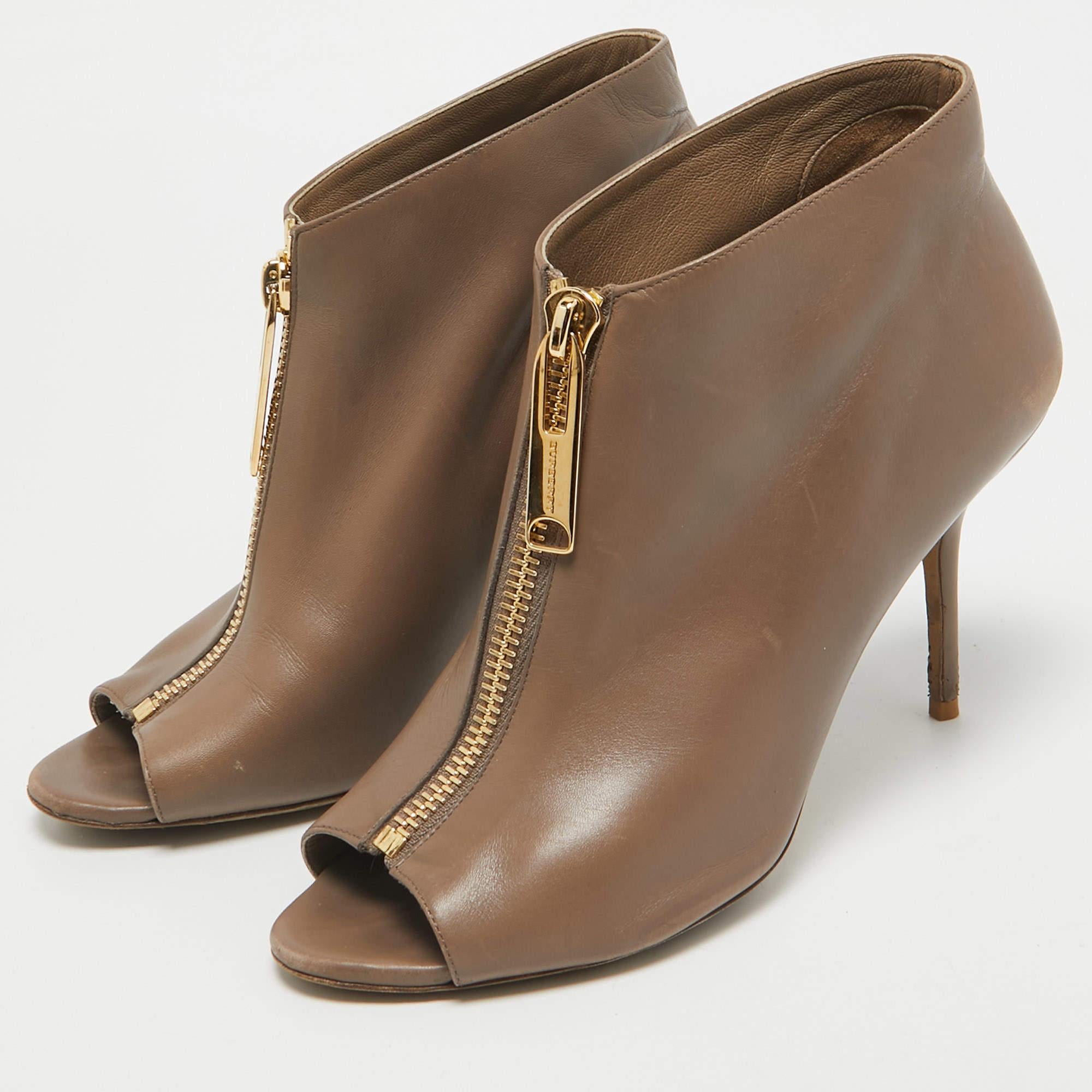 Profitez des journées les plus branchées avec ces bottines élégantes. By Design/One Modern  elles sont conçues pour vous offrir confort et élégance