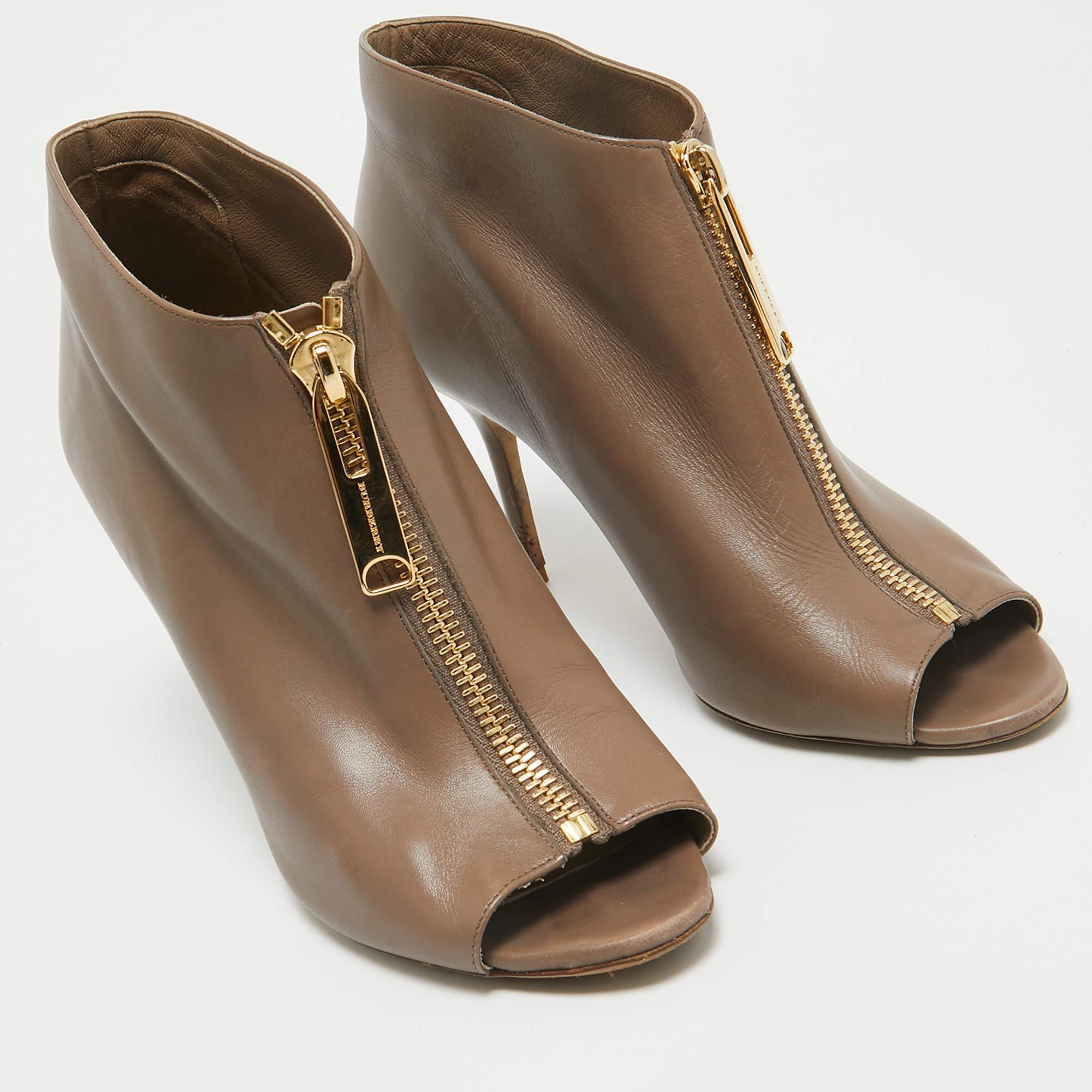 Burberry Bottines zippées en cuir Brown Taille 39.5 État moyen - En vente à Dubai, Al Qouz 2