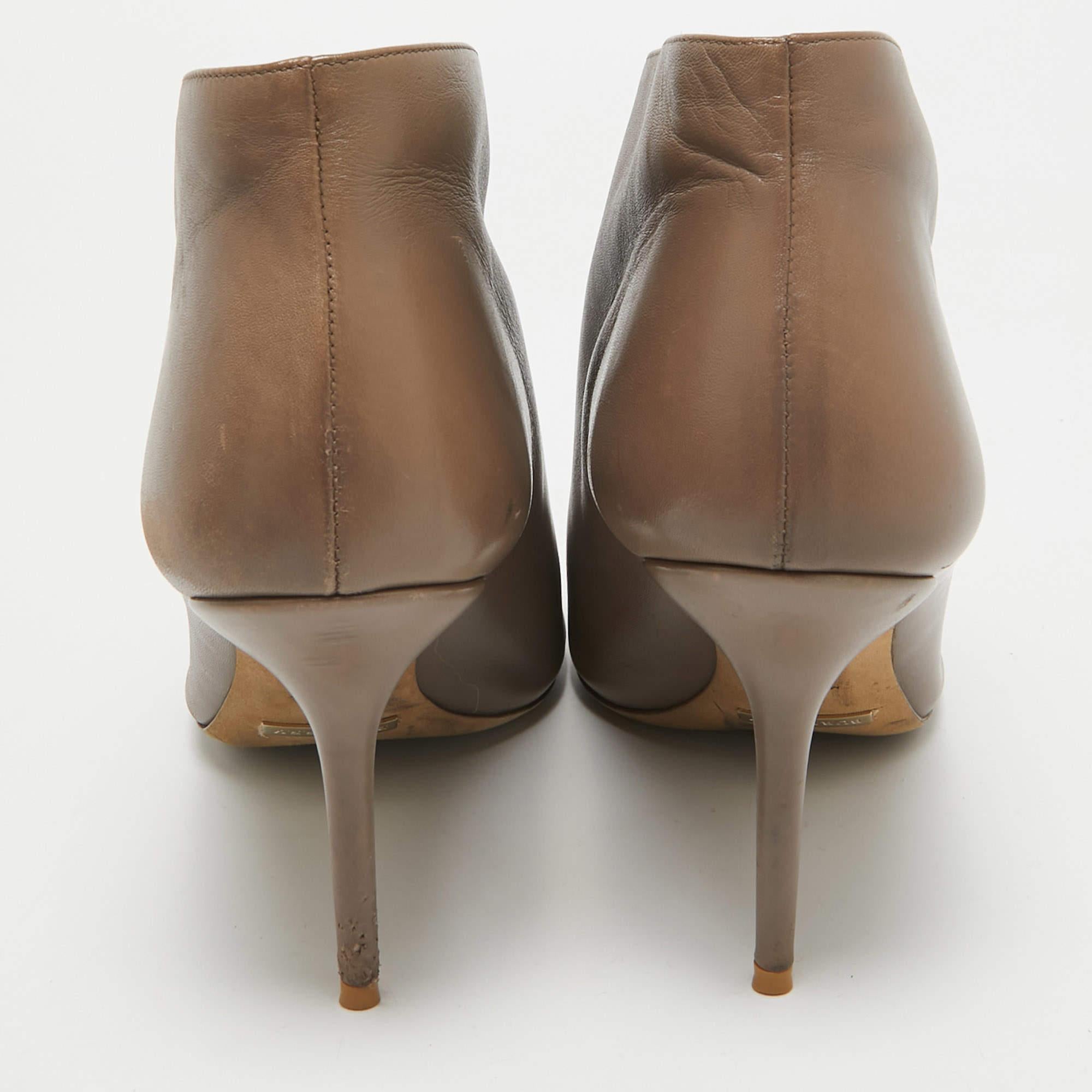 Burberry Bottines zippées en cuir Brown Taille 39.5 Pour femmes en vente