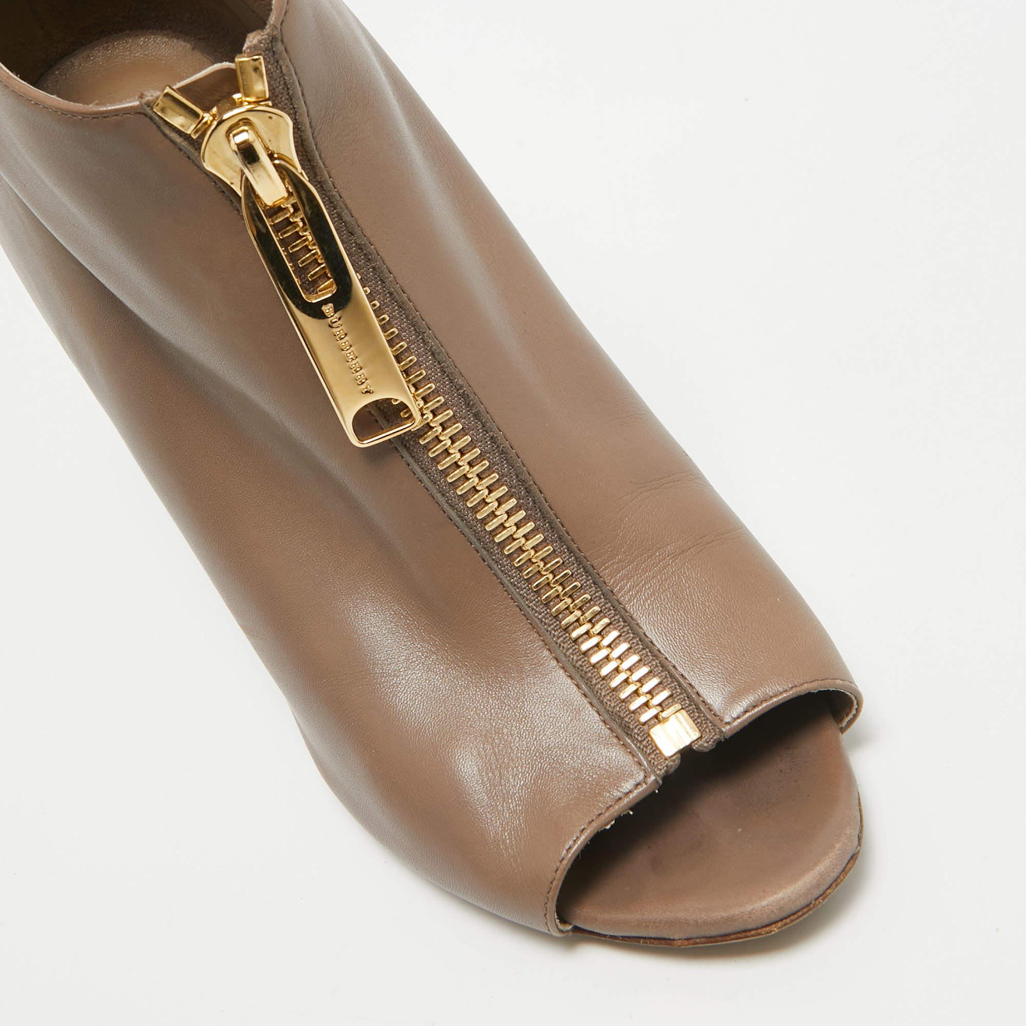 Burberry Bottines zippées en cuir Brown Taille 39.5 en vente 3