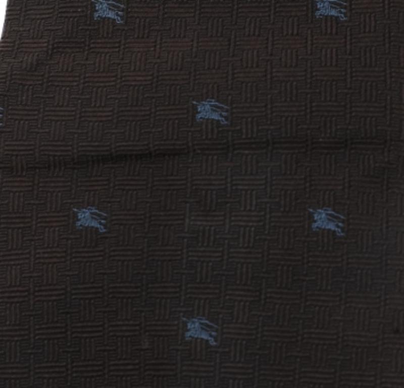 Cette cravate Burberry est un accessoire formel parfait qui présente un attrait pointu et moderne. Confectionné dans des matières luxueuses, il présente des motifs complexes et l'étiquette de la marque est soigneusement cousue au dos. Il ne manquera