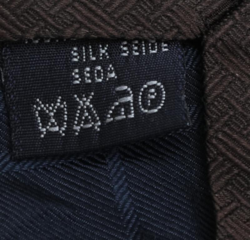 Cravate en soie jacquard à motif de logo, Brown Pour hommes en vente