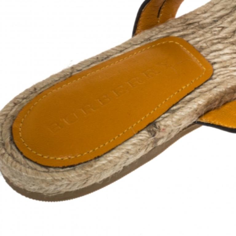 Burberry Brown/Mustard Yellow Leather Studded Thong Ankle Strap Flats Size 39.5 In Good Condition For Sale In Dubai, Al Qouz 2