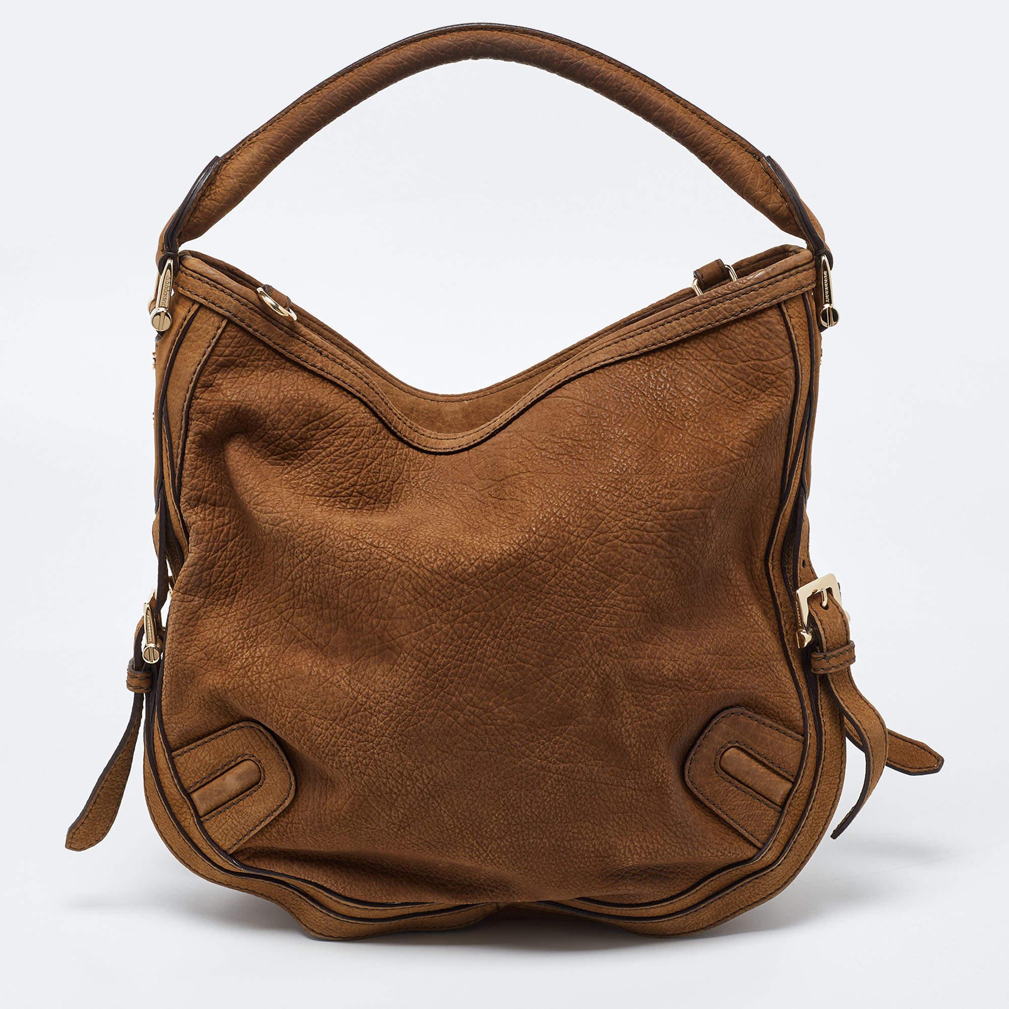 This hobo is tailored to exude finesse and functionality while completing your ensemble with style. It features a well-crafted exterior adorned in a lovely hue and a spacious interior. Add some extra style to your everyday looks with this marvelous