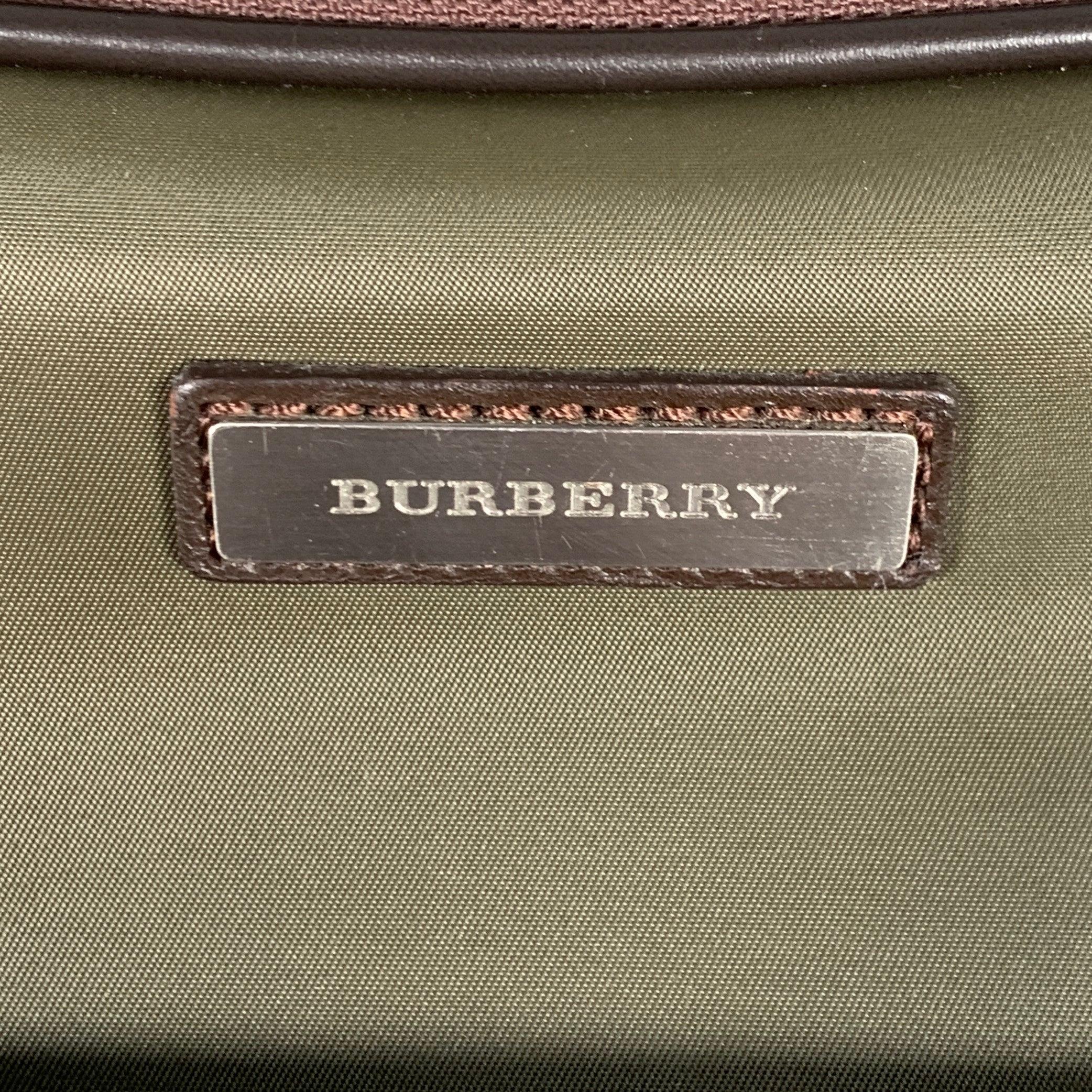 Bolso cruzado BURBERRY
en nailon verde oliva con ribetes de piel marrón, correa cruzada ajustable y cierre de cremallera. Muy buen estado de conservación. Pequeños signos de desgaste. 

Medidas: 
  Longitud: 10,75
pulgadas Anchura: 1,75 pulgadas