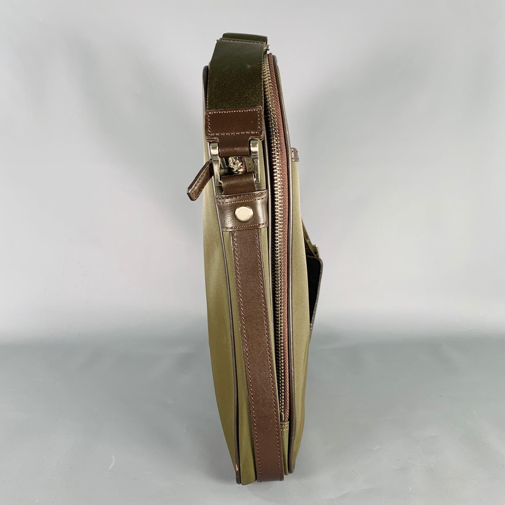 BURBERRY Bolso Crossbody Piel Nylon Oliva Marrón en Bueno estado para la venta en San Francisco, CA