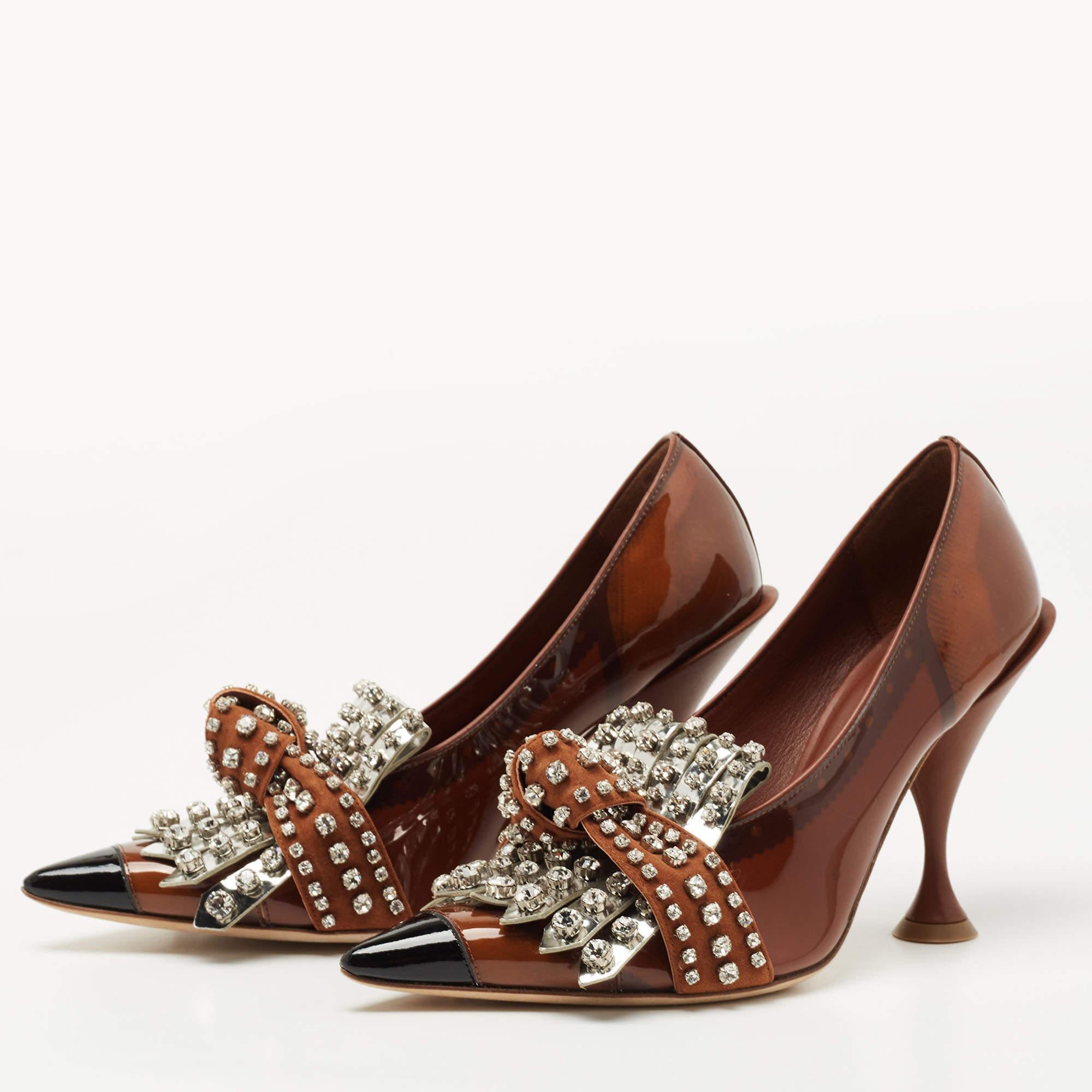 Burberry yet again, brings a stunning set of pumps that makes us marvel at its beauty and craftsmanship. With the curvaceous arch that ultimately forms into a pointed-toe silhouette, they will give an illusion of elongated feet to the wearer. The