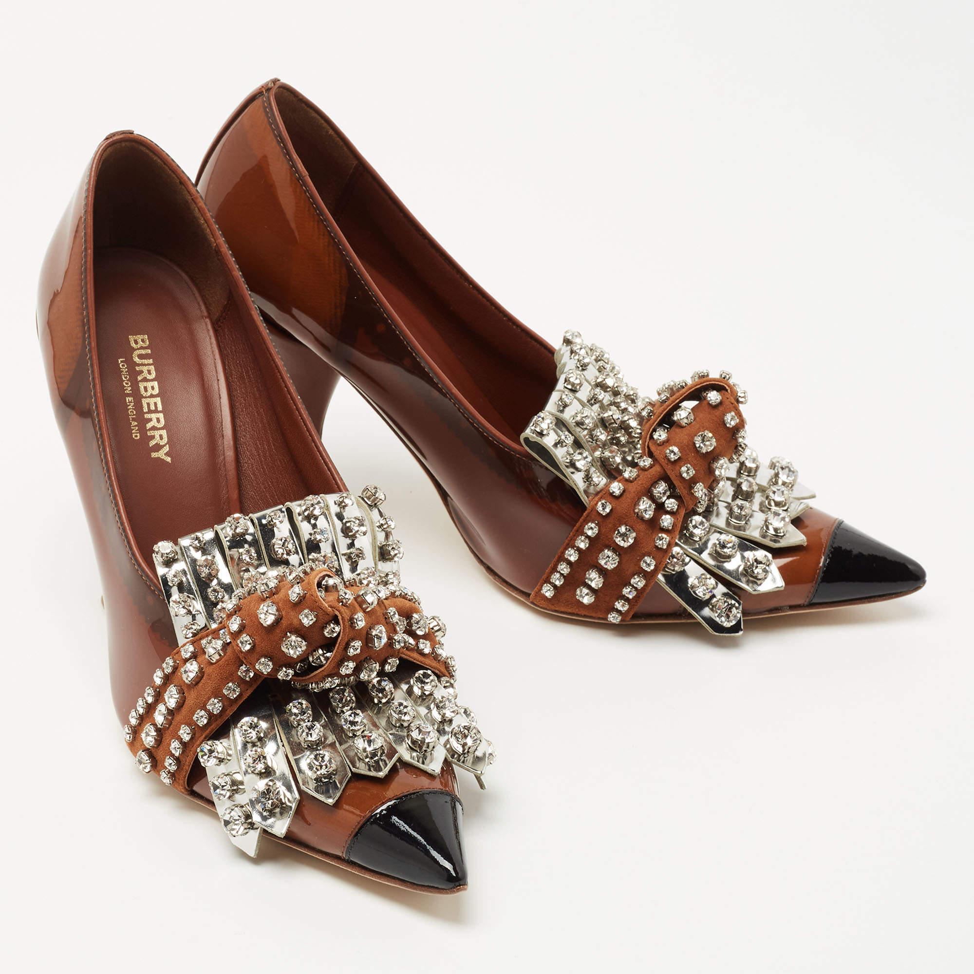 Burberry Brown Patent Leather Embellished Pumps Size 39 In New Condition In Dubai, Al Qouz 2