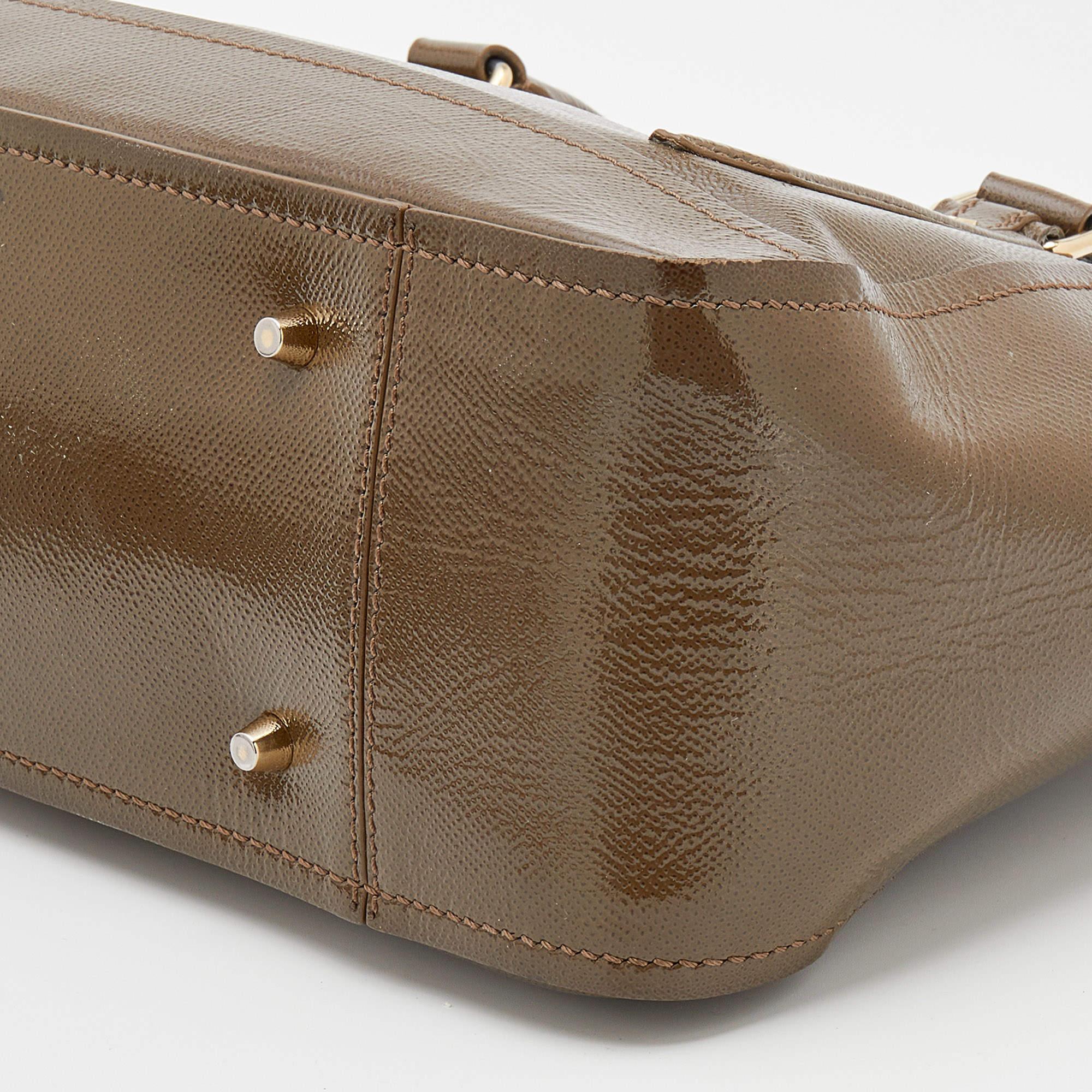 Burberry Fourre-tout convertible Somerford en cuir verni Brown en vente 2