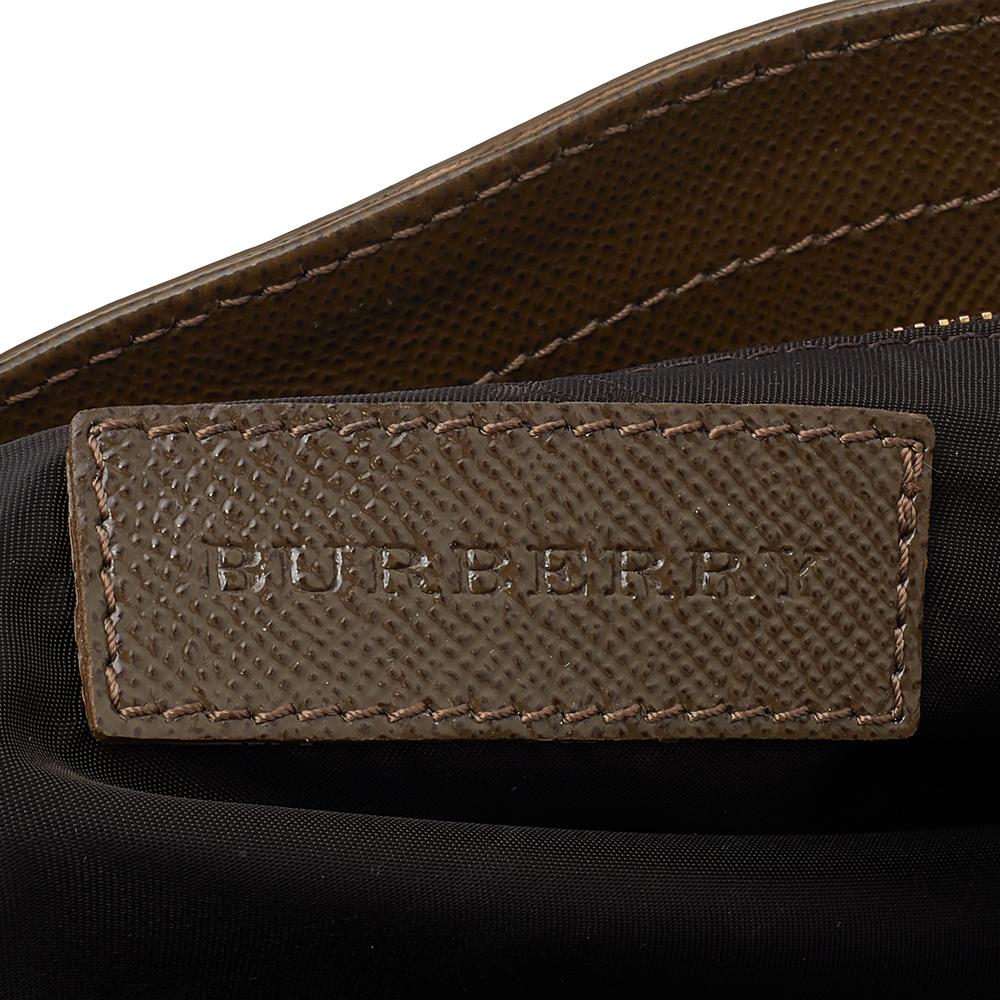 Handbags can transform any outfit, just like this classy Somerford tote from the house of Burberry can. Crafted from patent leather and lined with nylon on the insides, it features dual handles, a detachable shoulder strap, and gold-tone hardware.