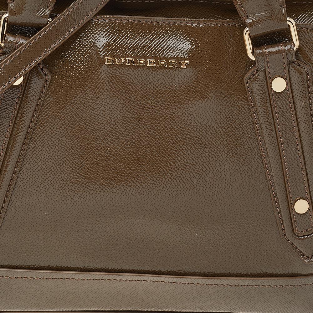 Burberry Brown Patent Leather Somerford Tote In Good Condition In Dubai, Al Qouz 2