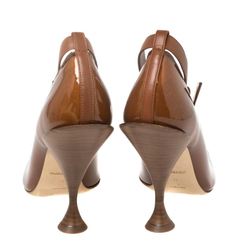 Burberry Brown PVC And Patent 'Evan' Pointed Toe Ankle Strap Pumps Size 39 In New Condition In Dubai, Al Qouz 2