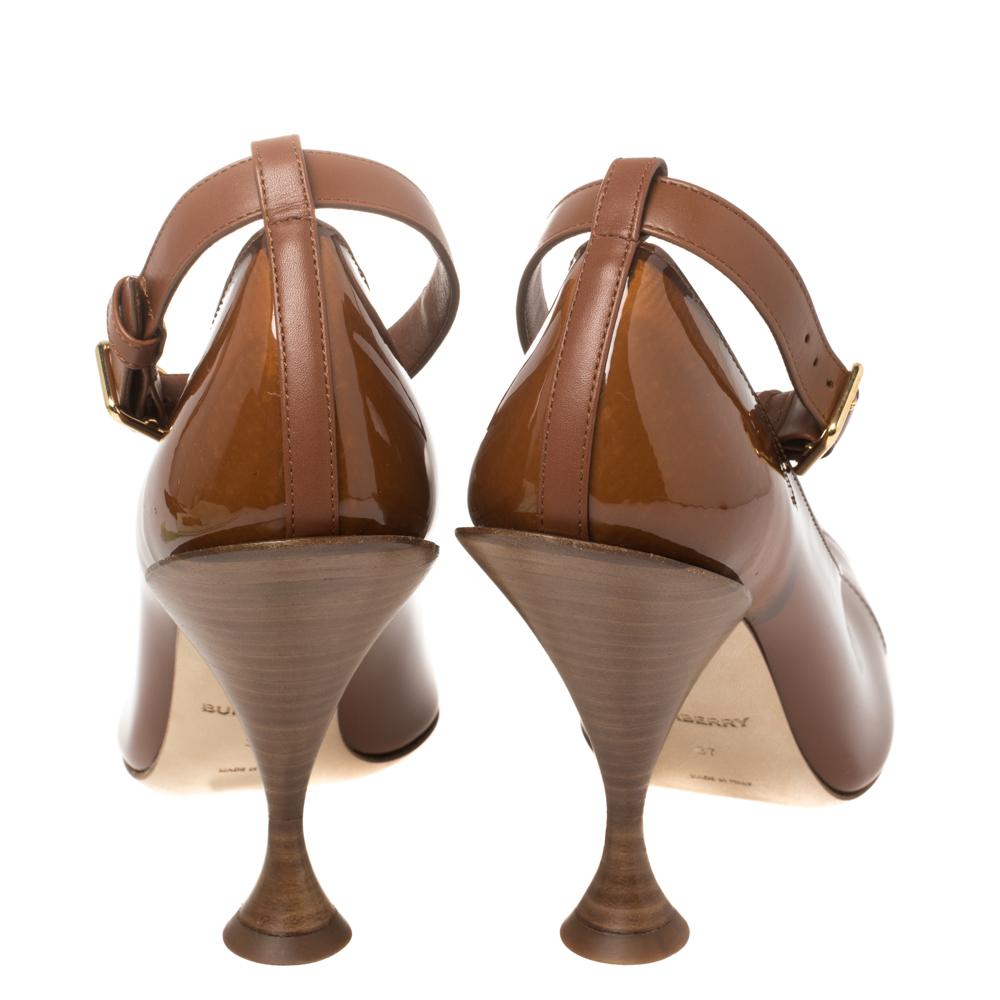 Burberry Brown PVC And Patent Leather 'Evan' Ankle Strap Pointed Toe Size 37 In New Condition In Dubai, Al Qouz 2