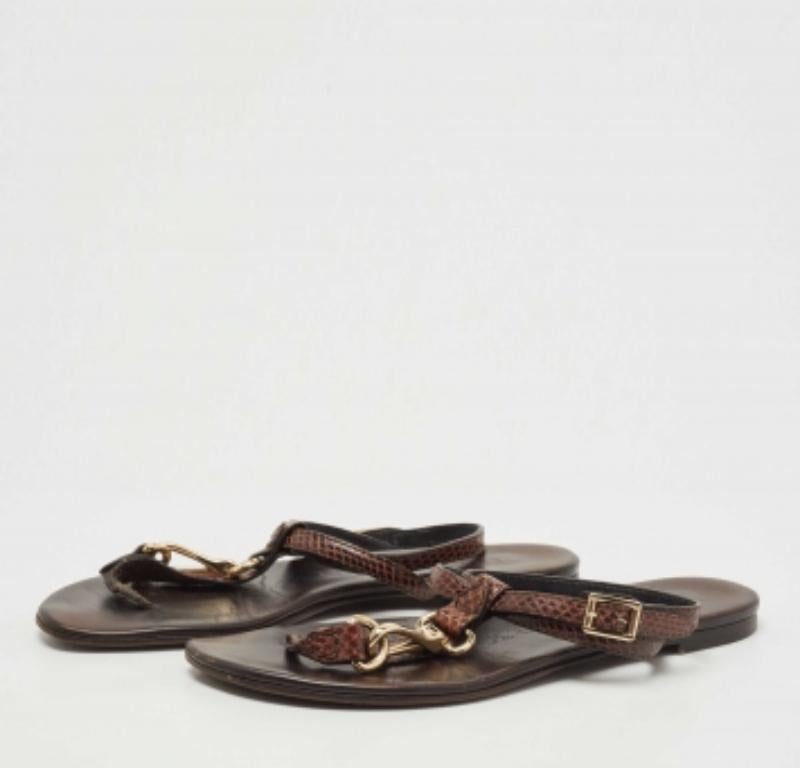 Estas sandalias enmarcarán sus pies de forma elegante. Fabricadas con materiales de calidad, ostentan una presentación elegante, plantillas cómodas y tacones duraderos.