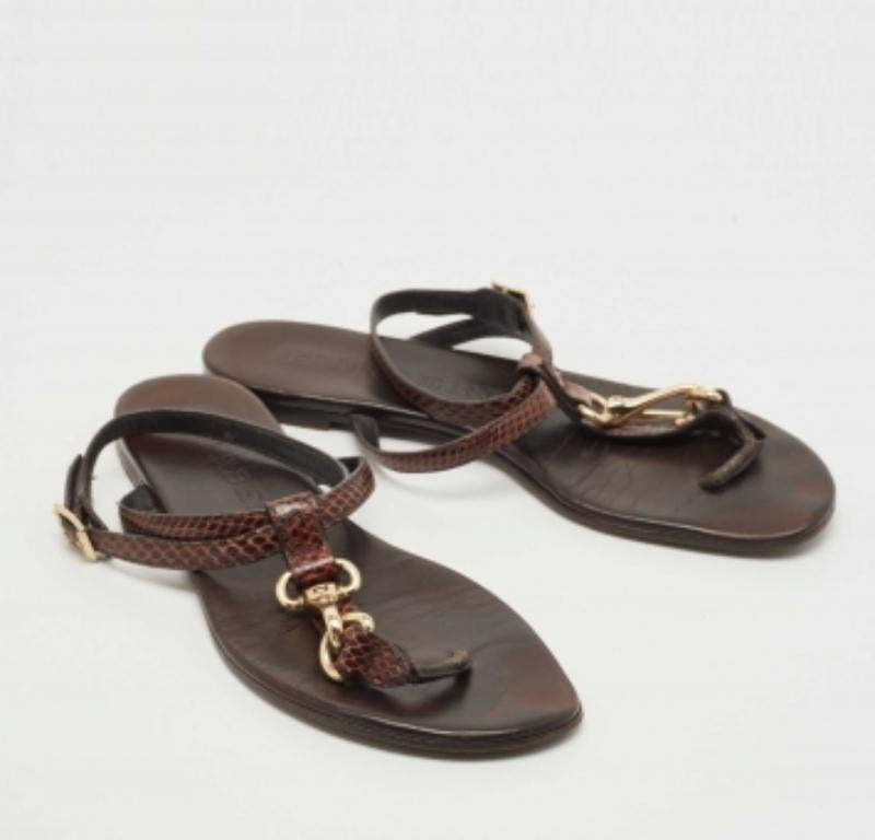 Burberry Sandalias planas con tira al tobillo de pitón marrón talla 37 Negro en venta