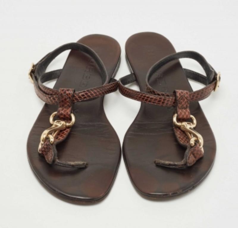 Burberry Sandalias planas con tira al tobillo de pitón marrón talla 37 en Bueno estado para la venta en Dubai, Al Qouz 2