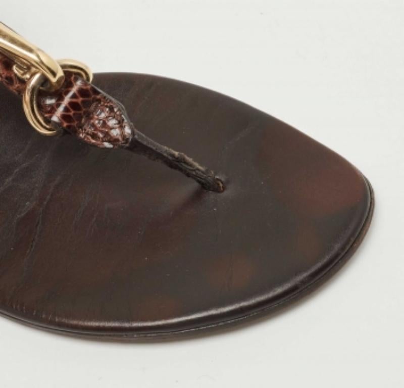 Burberry Sandalias planas con tira al tobillo de pitón marrón talla 37 en venta 2