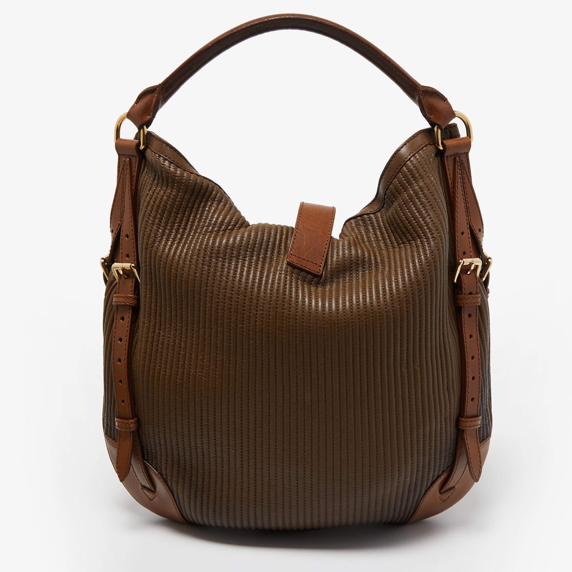 Stylish handbags never fail to make a fashionable impression. Make this designer hobo yours by pairing it with your sophisticated workwear as well as chic casual looks.

Includes: Original Dustbag

