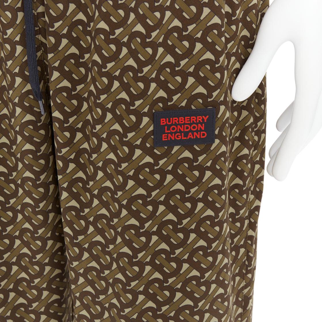 Burberry marrone Raine TB logo monogram rosso patch pantaloni jogger XL
Riferimento: TGAS/E00688
Marchio: Burberry
Designer: Riccardo Tisci
Materiale: Poliestere
Colore: Khaki, Rosso
Modello: Monogramma
Chiusura: Coulisse
Dettagli extra: Etichetta
