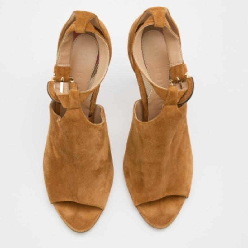 Améliorez votre look en ajoutant ces sandales de créateur à votre belle garde-robe. Ils sont fabriqués avec soin pour garantir un ajustement et un style parfaits.