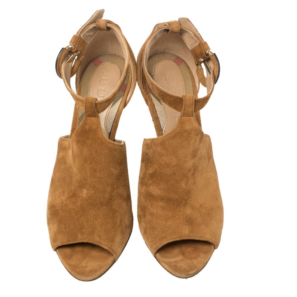 The sandals by Burberry define the label’s elegant charm and minimal aesthetics. They are skillfully crafted from suede and characterized by luxe cuts, unique details, and a durable built. These beauties are complete with open-toes and 11 cm heels