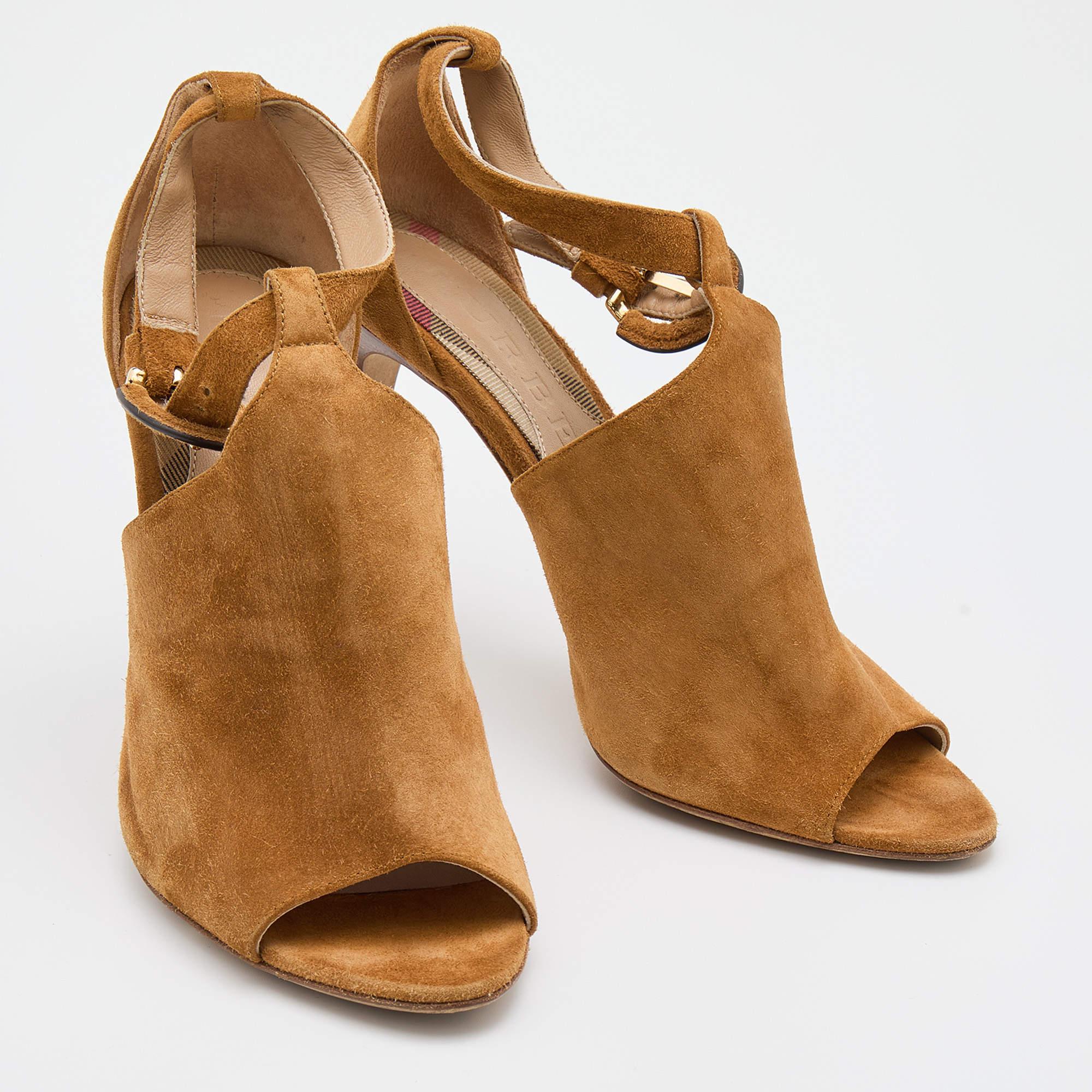 Burberry Brown Suede Ankle Strap Sandals Size 37.5 In Good Condition For Sale In Dubai, Al Qouz 2