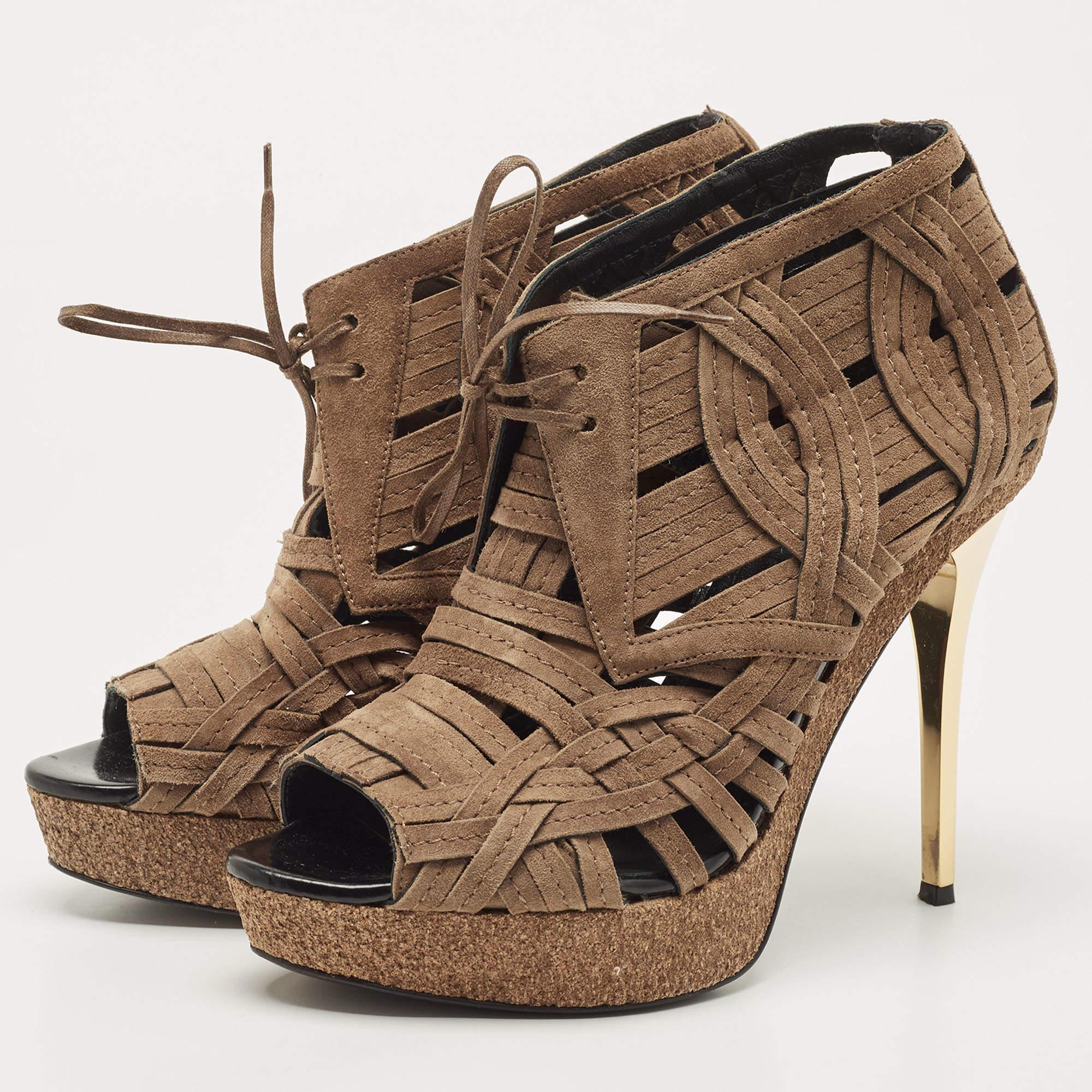 Crea una colección de zapatos con pares atemporales para que puedas llevarlos durante mucho tiempo sin importar la temporada o la tendencia. Elige parejas como ésta. Es un diseño sencillo y sofisticado con una calidad versátil.